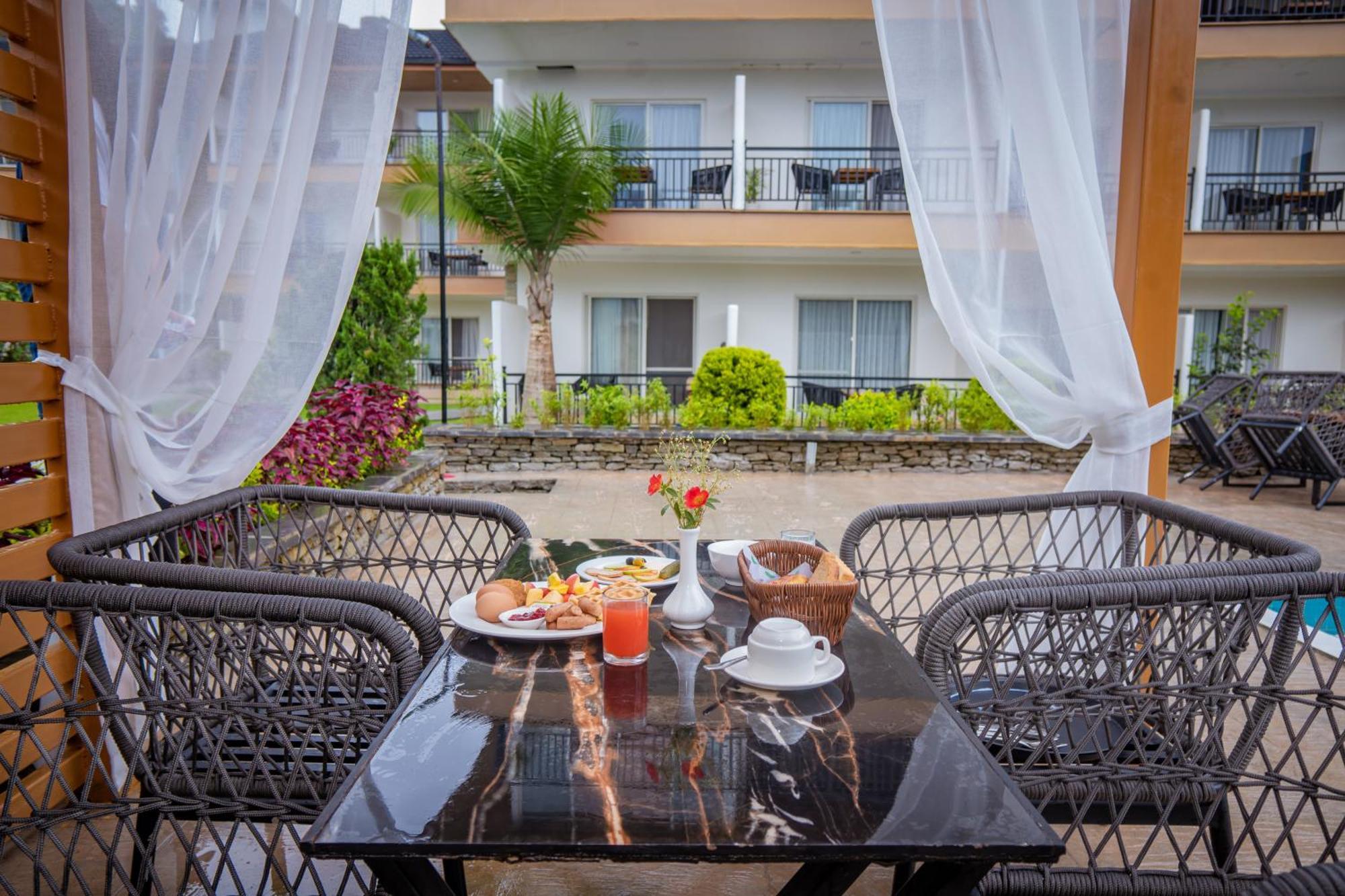 Majestic Lake Front Hotel & Suites Похара Екстериор снимка