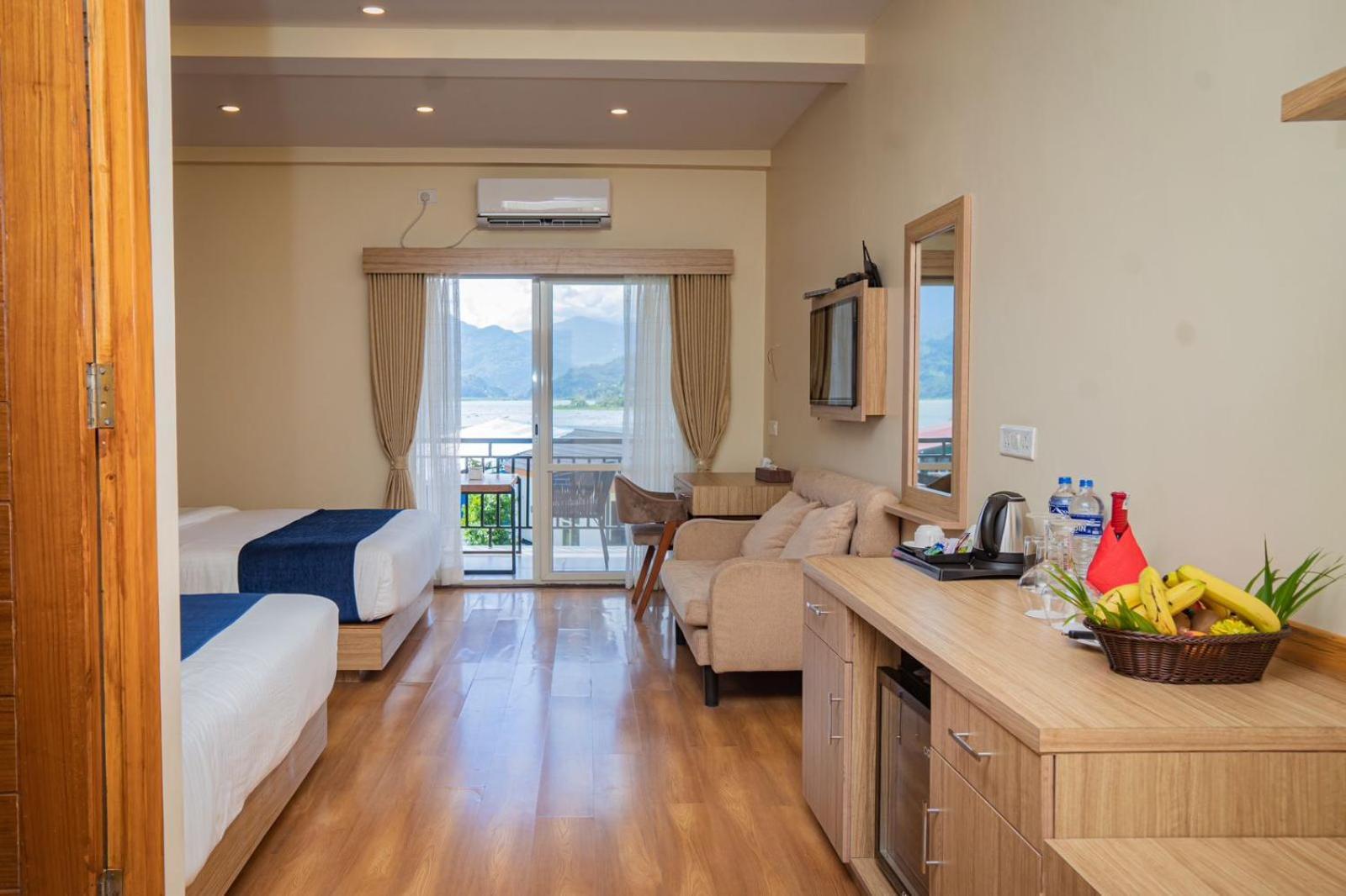 Majestic Lake Front Hotel & Suites Похара Екстериор снимка