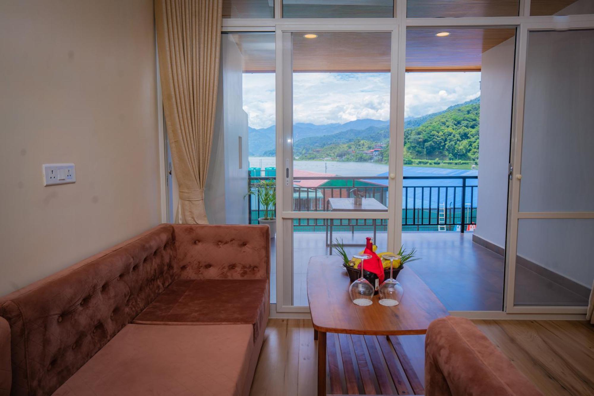 Majestic Lake Front Hotel & Suites Похара Екстериор снимка