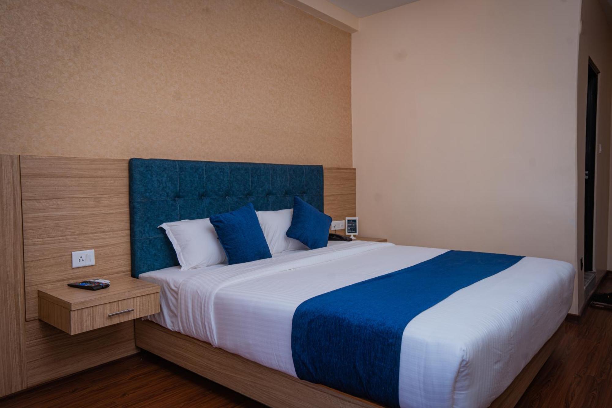 Majestic Lake Front Hotel & Suites Похара Екстериор снимка