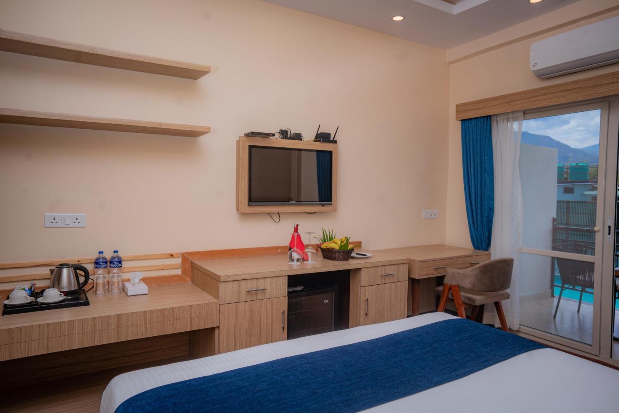 Majestic Lake Front Hotel & Suites Похара Екстериор снимка
