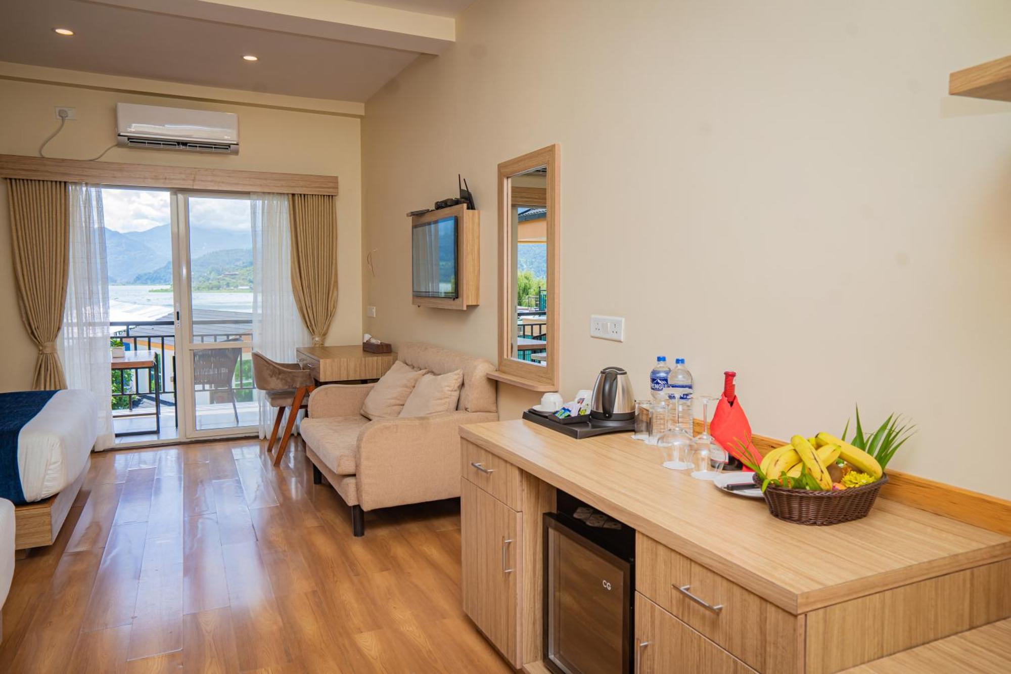 Majestic Lake Front Hotel & Suites Похара Екстериор снимка
