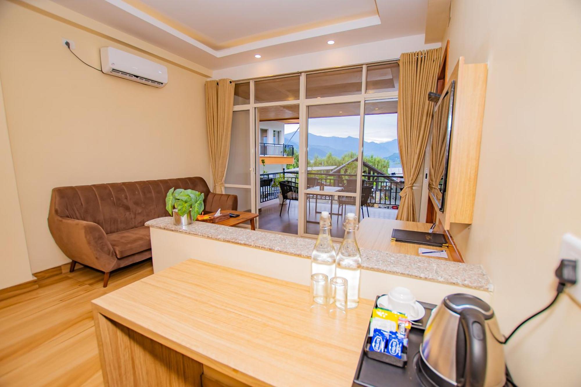 Majestic Lake Front Hotel & Suites Похара Екстериор снимка