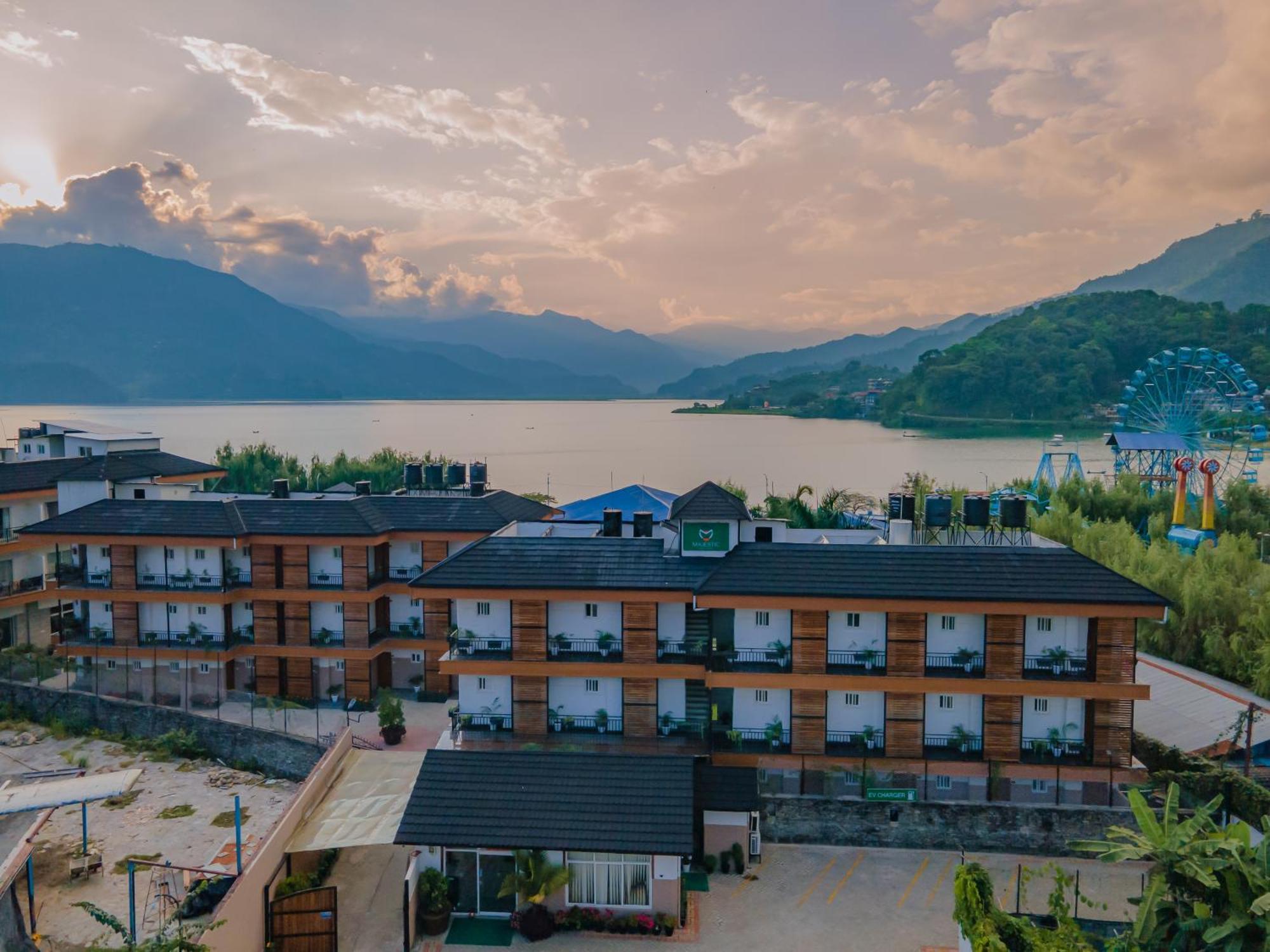 Majestic Lake Front Hotel & Suites Похара Екстериор снимка